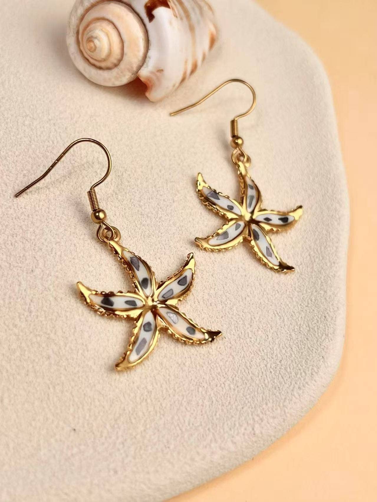 Mother-of-pearl starfish earrings in gold stainless steel